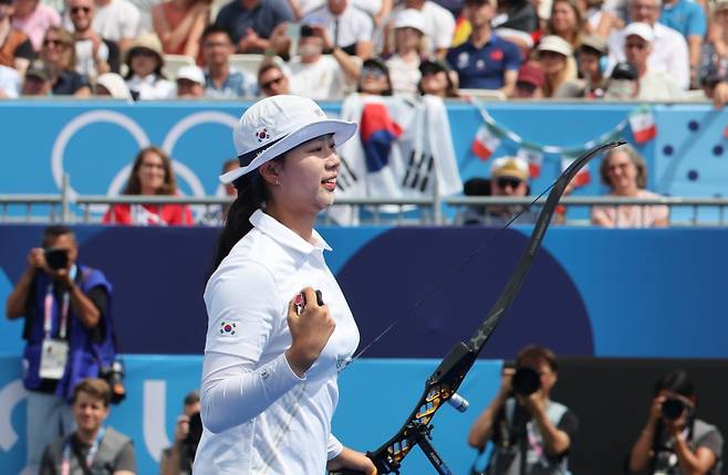 <yonhap photo-8746=""> 임시현, 금메달 확정의 순간 (파리=연합뉴스) 임화영 기자 = 3일(현지시간) 프랑스 파리 레쟁발리드에서 열린 2024 파리올림픽 양궁 여자 개인전 한국 남수현과의 결승에서 임시현이 마지막발을 쏜 뒤 금메달이 확정되자 주먹을 불끈 쥐고 있다. 2024.8.3 hwayoung7@yna.co.kr/2024-08-03 23:27:22/ <저작권자 ⓒ 1980-2024 ㈜연합뉴스. 무단 전재 재배포 금지, AI 학습 및 활용 금지></yonhap>