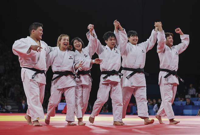 <yonhap photo-1017=""> 한국 유도, 투혼의 혼성 단체전 동메달 (파리=연합뉴스) 신준희 기자 = 3일(현지시간) 프랑스 파리 샹드마르스 경기장에서 열린 대회 유도 혼성단체전 동메달 결정전에서 마지막 대전에 나선 한국의 안바울이 혈전끝에 승리한 뒤 경기에 참가한 선수들이 기뻐하고 있다. 한국 혼성유도팀은 독일을 4-3으로 꺾어 동메달을 획득했다. hama@yna.co.kr/2024-08-04 02:37:31/ <저작권자 ⓒ 1980-2024 ㈜연합뉴스. 무단 전재 재배포 금지, AI 학습 및 활용 금지></yonhap>