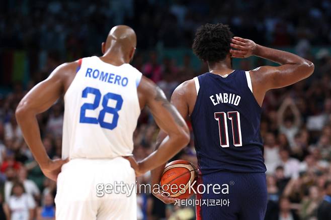 4일 피에르 모루아 스타디움에서 열린 미국과 푸에르토리코의 2024 파리 올림픽 남자농구 C조 최종전. 4쿼터 막바지 미국 엠비드(오른쪽)가 공격을 시도하다 팬들의 야유를 듣더니 귀에 자신의 손을 갖다 대며 도발하고 있다. 사진=게티이미지