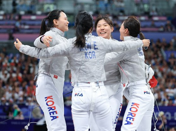 대한민국 펜싱 대표팀 윤지수, 전하영, 최세빈, 전은혜 선수가 3일 오후(한국시간) 프랑스 파리 그랑 팔레에서 2024 파리올림픽 여자 사브르 단체 8강 미국과의 경기에서 승리한 후 기뻐하고 있다 . 뉴스1