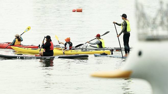 서울 마포구 망원한강공원 일대에서 시민들이 카약 및 패들보드를 타며 수상 스포츠를 즐기고 있다. 뉴시스