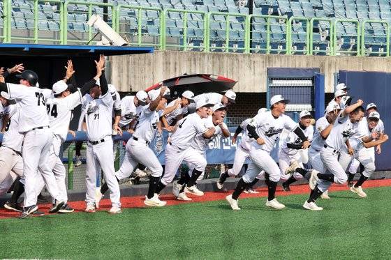 3일 오후 포항야구장에서 열린 제54회 대통령배 고교야구대회 결승전에서 창단 첫 우승을 차지한 안산공고 선수들이 우승을 확정짓는 순간 그라운드로 뛰어나오고 있다. 포항=장진영 기자