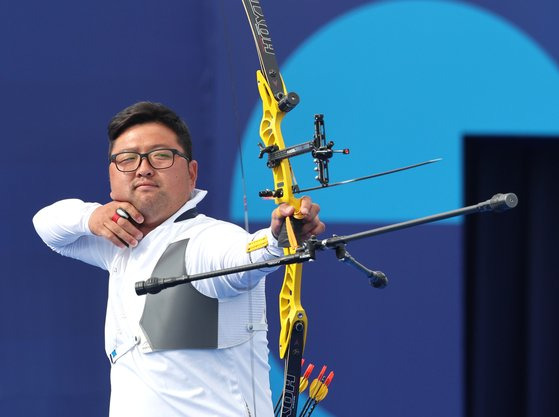 4일(현지시간) 프랑스 파리 레쟁발리드에서 열린 2024 파리올림픽 양궁 남자 개인전 브라질의 마르쿠스 달메이다와의 16강에서 한국 김우진이 활시위를 놓고 있다. 연합뉴스