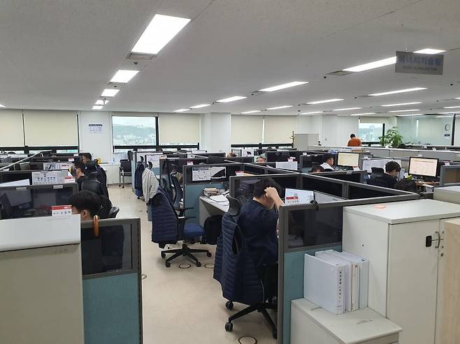 플래트사업본부 직원들이 일하는 모습. 윤현주 기자