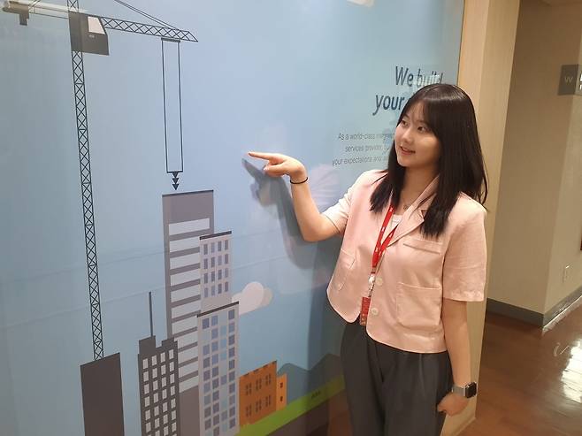 노예진 매니저가 SGC E&C 경영 슬로건이 담긴 건설 포스터를 보여주고 있다. 윤현주 기자