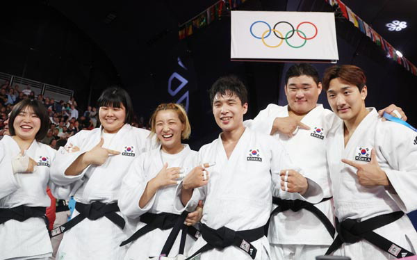 3일(현지시간) 프랑스 파리 샹드마르스 경기장에서 열린 파리 올림픽 유도 혼성단체전 동메달결정전에서 독일을 꺾고 동메달을 따낸 한국 선수들이 포즈를 취하고 있다. 연합뉴스