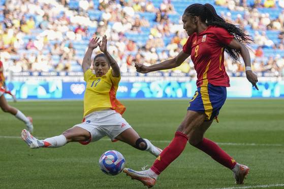 Spain's Salma Paralluelo shoots as Colombia's Carolina Arias defends, during the women's quarterfinal match at the Paris Olympics at Lyon Stadium in Decines, France on Saturday. [AP/YONHAP]