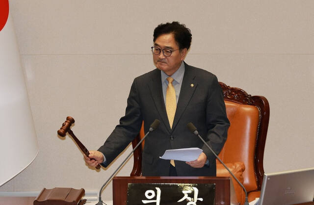 지난달 28일 새벽 국회 본회의에서 우원식 국회의장이 의사봉을 두드리며 방송법 일부개정법률안 가결을 선포하고 있다. 연합뉴스