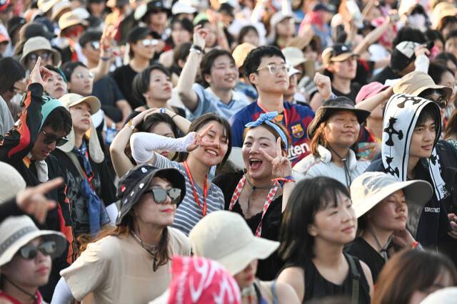 무대를 즐기고 있는 관람객들. 특별취재반