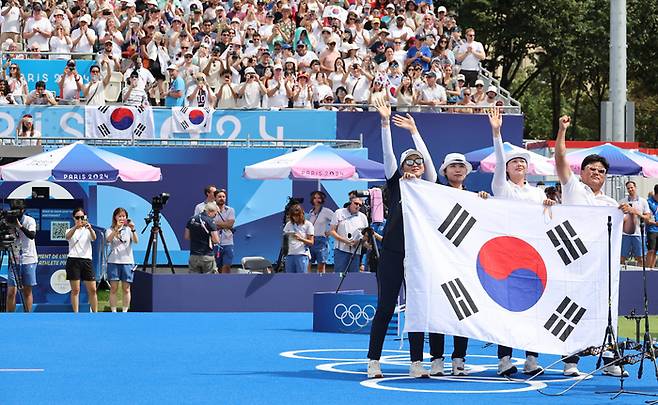 3일(현지시간) 프랑스 파리 레쟁발리드에서 열린 2024 파리올림픽 양궁 여자 개인전 시상식에서 나란히 금·은메달을 차지한 임시현과 남수현이 관중을 향해 손을 흔들고 있다. 2024.8.3 파리=이충우기자