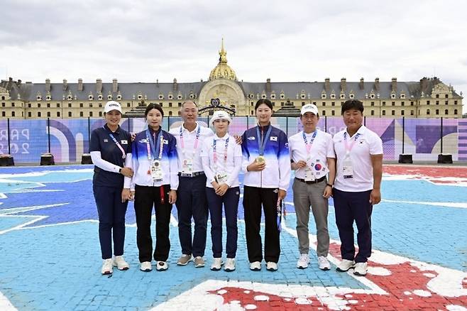 현대차그룹 정의선 회장이 3일(현지시간) 양궁 여자 개인전 시상식 후 현대차그룹 김걸 사장(오른쪽 둘째)과 양궁 국가대표 남수현·전훈영·임시현, 양창훈(오른쪽 첫째) 감독, 김문정(왼쪽 첫째) 코치와 기념 촬영을 하고 있다. [사진제공=대한양궁협회]