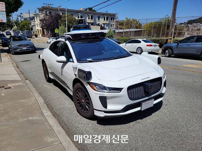 웨이모가 미국에서 운행 중인 로보택시. 재규어 차량에 수십 개의 카메라, 라이더(Lidar), 레이더(Radar), 센서 등을 장착해 자율주행 차량으로 개량했다. <사진=임형준 기자>