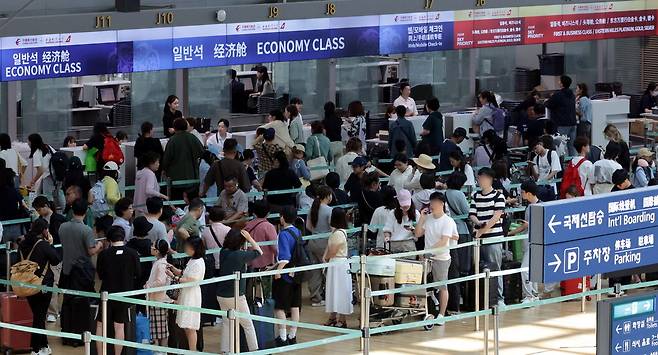 4일 인천국제공항 제1여객터미널이 출국하려는 여행객들로 북적이고 있다. 인천국제공항공사는 이날 일평균 국제선 여행객이 23만2000명으로 올여름 성수기 중 최대로 혼잡했다고 분석했다.  이승환 기자