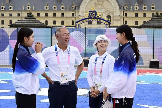 정의선 현대차그룹 회장이 3일(현지시간) 양궁 여자 개인전 시상식 후 남수현(왼쪽), 전훈영(오른쪽 두번째), 임시현(오른쪽 첫번째)과 기념 촬영을 하는 모습/사진= 대한양궁협회 제공