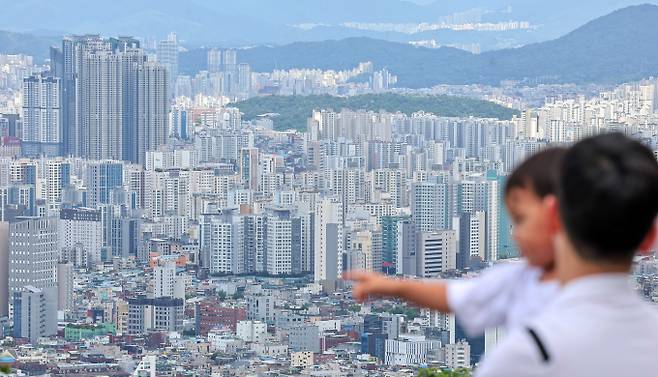 서울 아파트 전셋값이 상승 곡선을 이어가고 있는 가운데 전문가들은 임대차2법 폐지가 전셋값 안정화에 미칠 영향은 불분명하다고 설명했다. 사진은 지난달 28일 서울 중구 남산에서 바라본 서울 도심 아파트 단지 모습. /사진=뉴스1