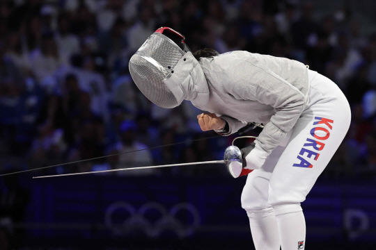 최세빈이 4일 오전(한국시간) 프랑스 파리 그랑팔레에페메르에서 열린 2024 파리 올림픽 펜싱 여자 사브르 단체 결승 우크라이나와의 경기에서 득점에 성공한 뒤 환호하고 있다. 뉴시스