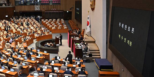 박수민 국민의힘 의원이 지난 1일 오후 서울 여의도 국회에서 열린 제416회 국회(임시회) 제2차 본회의에서 야당이 단독 의결한 '전국민 25만원 지원법'(민생회복지원금 특별조치법)이 상정되자 반대하는 필리버스터를 시작하고 있다. 임세준 기자