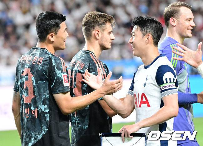 [OSEN=서울월드컵경기장, 김성락 기자] 서울에서 펼쳐진 국가대표 맞대결의 승자는 김민재(28, 바이에른 뮌헨)이었다. 바이에른 뮌헨이 '캡틴' 손흥민(32, 토트넘 홋스퍼)을 잘 막아내면서 6만 관중 앞에서 승리를 신고했다.바이에른 뮌헨은&nbsp;3일 오후 8시 서울월드컵경기장에서 열린 2024 쿠팡플레이 시리즈 2경기에서&nbsp;토트넘 홋스퍼를 상대로 2-1 승리를 거뒀다.경기 시작에 앞서 뮌헨 김민재, 토트넘 손흥민이 인사를 나누고 있다. 2024.08.03 / ksl0919@osen.co.kr