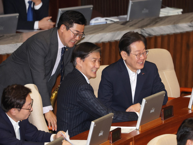 1일 오후 열린 국회 본회의에서 이재명(오른쪽) 전 더불어민주당 대표와 박찬대 원내대표가 조국(가운데) 조국혁신당 대표 자리로 찾아가 앉아 대화하고 있다. 연합뉴스