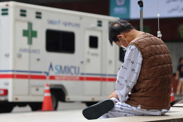 2일 오전 서울 시내 한 대학병원에서 환자가 휴식하고 있다. 연합뉴스