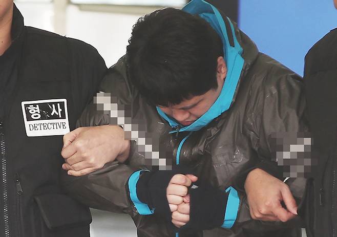 범인 김다운이 검찰에 송치되기 위해 경찰서를 나서고 있다. ⓒ연합뉴스