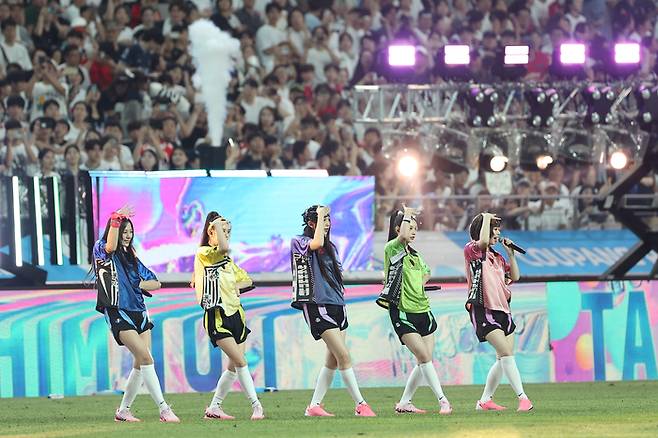 3일 서울월드컵경기장에서 열린 2024 쿠팡플레이 시리즈 2차전 토트넘과 바이에른 뮌헨의 경기. 걸그룹 뉴진스가 하프타임 공연을 진행하고 있다. 연합뉴스