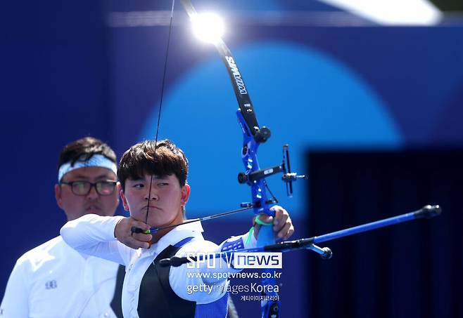 ▲ 4일(이하 한국시간) 프랑스 파리의 앵발리드에서는 파리 올림픽 양궁 남자 개인전 16강전부터 결승전까지 열린다. 남자 개인전 결승이 이번 대회 양궁 종목 마지막 경기다. 김우진(청주시청), 김제덕(예천군청), 이우석(코오롱)이 모두 16강 안착에 성공했다. 남·여 단체전과 혼성 단체전, 여자 개인전에서 금메달을 기록하며 4개를 확보한 한국 양궁이 남자 개인전까지 금메달을 얻을 경우 전관왕에 성공하게 된다. 무려 8년 만이다.