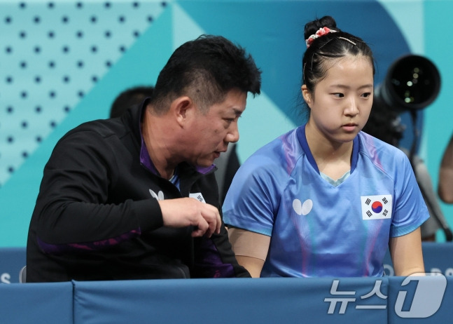 대한민국 탁구 대표팀 신유빈(오른쪽)이 3일(한국시간) 프랑스 파리 사우스 파리 아레나 4에서 열린 '2024 파리올림픽' 탁구 여자 단식 동메달 결정전 일본 히나 하야타와의 경기에서 오광헌 감독과 대화하고 있다.