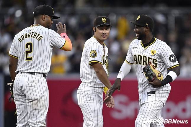 김하성(가운데)이 승리 후 동료들과 세리머니를 하고 있다. /AFPBBNews=뉴스1