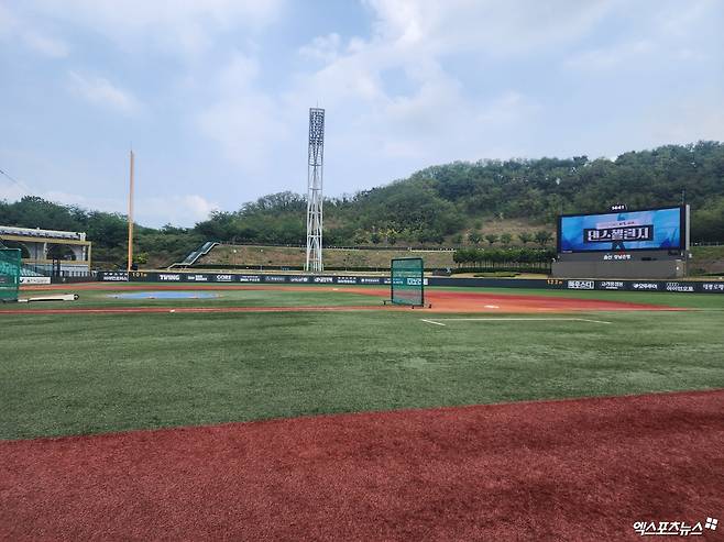 롯데와 LG는 4일 울산 문수야구장에서 '2024 신한 SOL Bank KBO 리그' 주말 3연전 마지막 경기를 치르려고 했다. 다만 이 경기는 폭염으로 취소됐다. 롯데와 LG에서는 온열질환자가 7명이나 발생했다. 울산, 박정현 기자