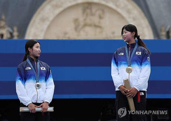 대화하는 임시현과 남수현 (파리=연합뉴스) 임화영 기자 = 3일(현지시간) 프랑스 파리 레쟁발리드에서 열린 2024 파리올림픽 양궁 여자 개인전 시상식에서 나란히 금·은메달을 차지한 임시현과 남수현이 대화하고 있다. 2024.8.3 hwayoung7@yna.co.kr