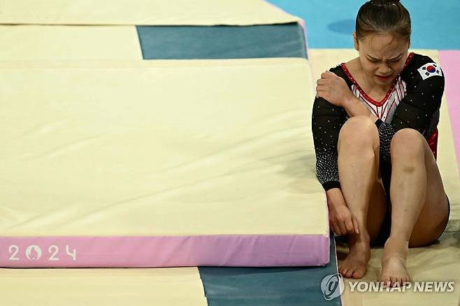 파리 올림픽 도마 결선 직전 연습에서 어깨를 다쳐 아파하는 여서정 [AFP=연합뉴스]