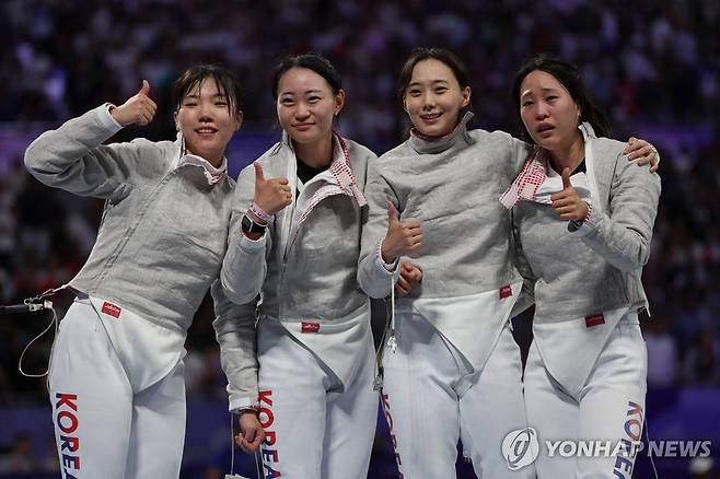 여자 사브르 대표팀의 전하영(왼쪽부터), 최세빈, 윤지수, 전은혜 [로이터=연합뉴스]