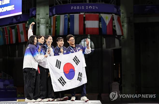 여자 사브르 단체, 값진 은메달 (파리=연합뉴스) 임화영 기자 = 3일 오후(현지시간) 프랑스 파리 그랑팔레에서 열린 2024 파리 올림픽 펜싱 여자 사브르 단체전에서 은메달을 차지한 전은혜(왼쪽부터), 윤지수, 최세빈, 전하영이 태극기를 들고 기념촬영하고 있다. 2024.8.4 hwayoung7@yna.co.kr