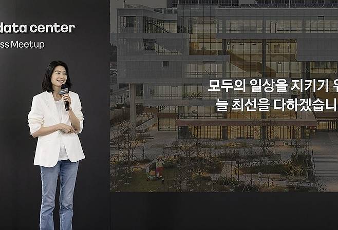 질문에 답하는 정신아 카카오 대표 (안산=연합뉴스) 정신아 카카오 대표이사가 지난 11일 경기도 안산시 한양대 에리카캠퍼스 내 '카카오 데이터센터 안산'에서 열린 '프레스 밋업' 행사에서 질문에 답하고 있다. 2024.6.12 [카카오 제공.재판매 및 DB 금지] photo@yna.co.kr