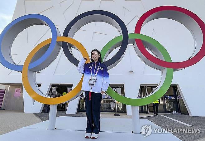 김예지, 경기에서는 킬러 밖에서는 미소 (사토루[프랑스]=연합뉴스) 이대호 기자= 3일(현지시간) 프랑스 샤토루 슈팅센터에서 2024 파리 올림픽 사격 10m 공기권총에서 2위를 기록한 김예지가 오륜 마크 앞에서 포즈를 취하고 있다.
   김예지는 경기 모습이 마치 킬러 같다는 평가에 전 세계의 이목을 끌었지만 주 종목인 25m 권총에서 아쉽게 예선 탈락해 아쉬움을 샀다. 2024.8.3 4bun@yna.co.kr