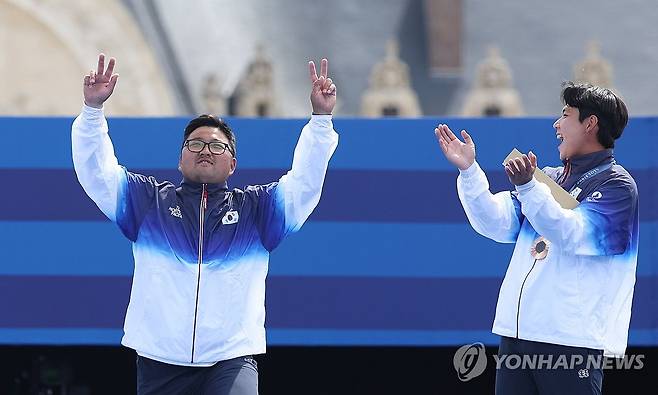 김우진,기쁨의 3관왕 (파리=연합뉴스) 신준희 기자  = 4일(현지시간) 프랑스 파리 레쟁발리드에서 열린 2024 파리올림픽 양궁 남자 개인전 결승전에서 승리해 금메달을 차지한 한국 김우진이 시상대에서 손가락으로 3관왕을 표시하고 있다.2024.8.4 hama@yna.co.kr