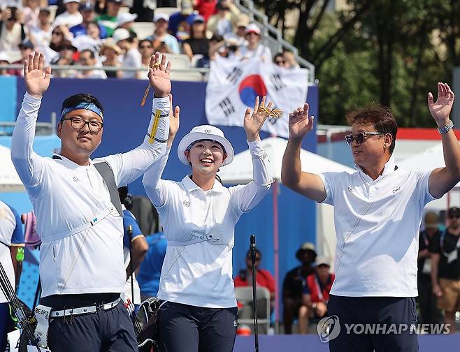 임시현-김우진, 금메달 결정전 갑니다. (파리=연합뉴스) 임화영 기자 = 2일(현지시간) 프랑스 파리 레쟁발리드에서 열린 2024 파리올림픽 양궁 혼성 단체전 인도와의 준결승에서 승리한 한국 김우진(왼쪽부터), 임시현과 박성수 감독이 기뻐하고 있다. 2024.8.2 hwayoung7@yna.co.kr