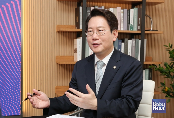 박기현 한국공인노무사회 회장이 저출생 위기 극복을 위해서 일·가정 양립제도의 중요성에 대해 강조하고 있다. 이효상 기자 ⓒ베이비뉴스