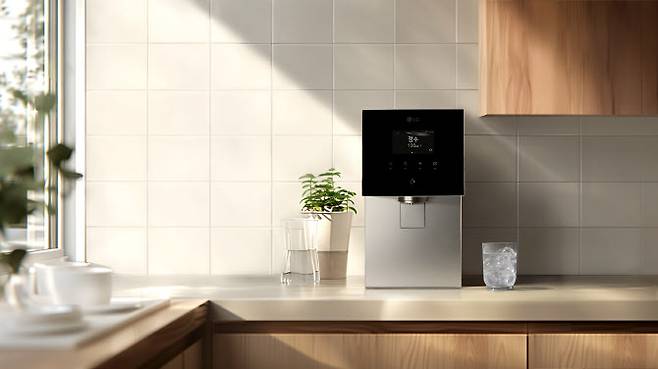 LG전자가 5일 출시한 국내 최초 정수기 내 얼음 냉동 보관 LG 퓨리케어 오브제컬렉션 얼음정수기. (사진=LG전자)