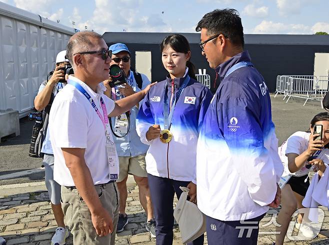 대한양궁협회 회장을 맡고 있는 정의선 현대차그룹 회장이 임시현, 김우진을 격려하고 있다. (대한양궁협회 제공) 2024.8.4/뉴스1 ⓒ News1 박지혜 기자