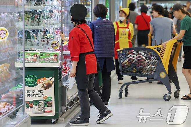 서울의 한 대형마트 시식 코너에서 파견업체 직원들이 근무하고 있다. 2024.7.12/뉴스1 ⓒ News1 민경석 기자