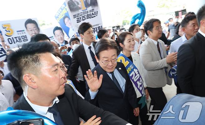 4일 광주시 김대중컨벤션센터에서 열린 더불어민주당 제1차 전국당원대회 광주지역 합동연설회에서 이재명 당대표 후보가 지지자들 응원을 받으며 입장하고 있다. 2024.8.4/뉴스1 ⓒ News1 김태성 기자