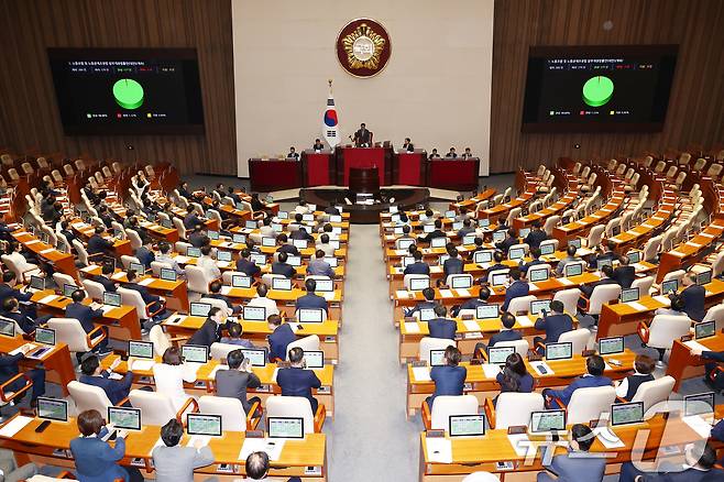 5일 오후 서울 여의도 국회에서 열린 제417회 국회(임시회) 제1차 본회의에서 노동조합 및 노동관계조정법 개정안(노란봉투법)이 재적 300인 중 재석 179인, 찬성 177, 반대 2인으로 통과되고 있다. 2024.8.5/뉴스1 ⓒ News1 김민지 기자