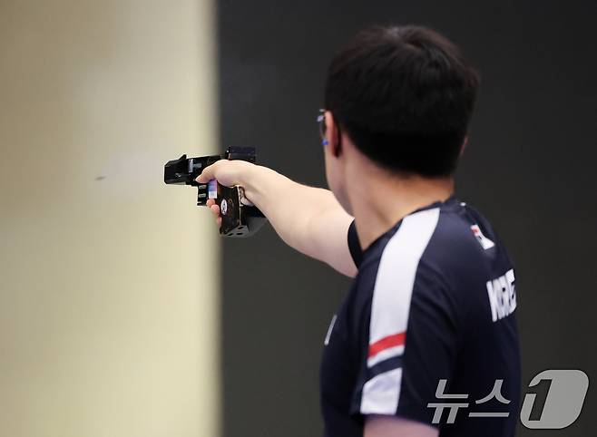 대한민국 사격 대표팀 조영재가 5일(한국시간) 프랑스 샤토루 슈팅 센터에서 열린 2024 파리올림픽 사격 25m 속사권총 결선에서 사격을 하고 있다. 2024.8.5/뉴스1 ⓒ News1 이동해 기자