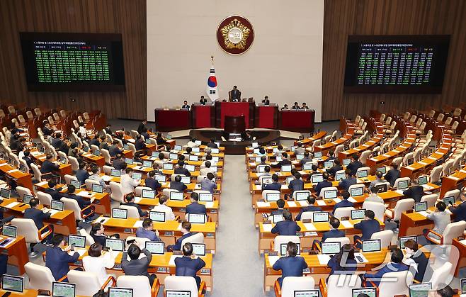 5일 오후 서울 여의도 국회에서 열린 제417회 국회(임시회) 제1차 본회의에서 노동조합 및 노동관계조정법 개정안(노란봉투법)이 재적 300인 중 재석 179인, 찬성 177, 반대 2인으로 통과되고 있다. 이날 이준석, 이주영 개혁신당 의원은 반대표를 던졌다. 2024.8.5/뉴스1 ⓒ News1 김민지 기자