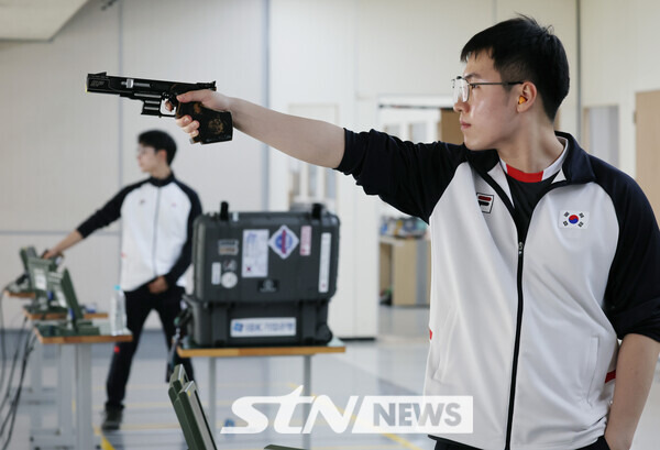 27일 진천국가대표선수촌에서 열린 파리 올림픽 사격 국가대표 미디어데이에서 25m 속사권총과 10m 공기권총 출전하는 조영재가 훈련을 하고 있다. 사진┃뉴시스