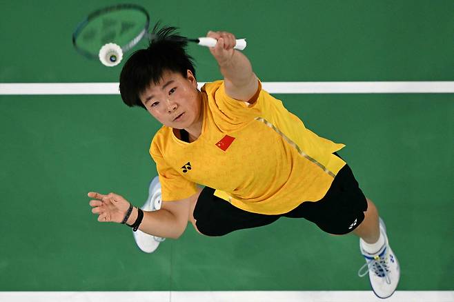 China's He Bing Jiao plays a shot to China's Chen Yu Fei in their women's singles badminton quarter-final match during the Paris 2024 Olympic Games at Porte de la Chapelle Arena in Paris on August 3, 2024. (Photo by Antonin THUILLIER / AFP)<저작권자(c) 연합뉴스, 무단 전재-재배포, AI 학습 및 활용 금지>