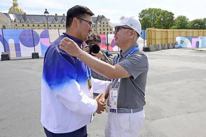 ◇정의선 회장이 4일(현지시간) 파리 올림픽에서  양궁 3관왕에 오른 김우진을 축하하고 있다. 사진제공=대한양궁협회