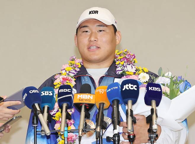 유도 남자 100kg 이상급에서 은메달, 혼성 단체전에서 동메달을 딴 김민종 선수가 5일 오후 인천국제공항 제2터미널을 통해 귀국한 뒤 인터뷰를 하고 있다. 연합뉴스